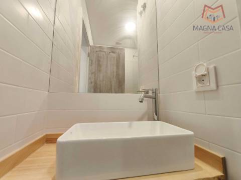 Apartamento T3 em moradia apalaçada em Caxias, Oeiras para arrendamento.