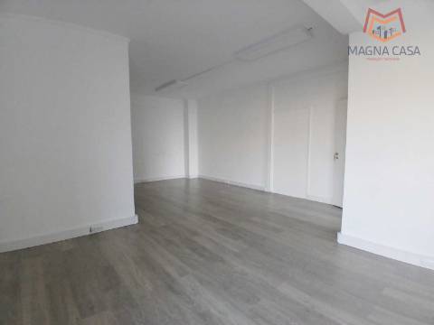 Loja calçada Carriche, Lumiar, Lisboa