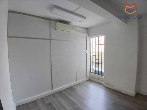 Loja calçada Carriche, Lumiar, Lisboa