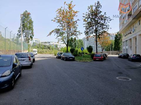 Loja calçada Carriche, Lumiar, Lisboa