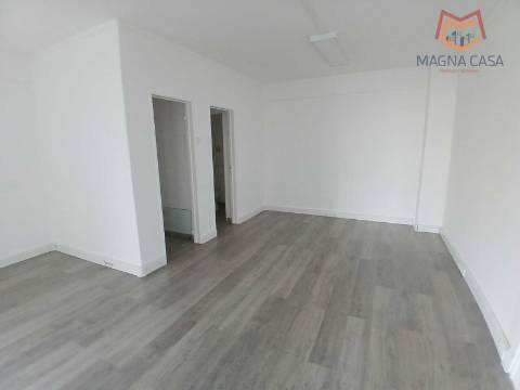 Loja calçada Carriche, Lumiar, Lisboa