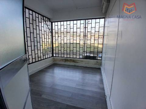 Loja calçada Carriche, Lumiar, Lisboa