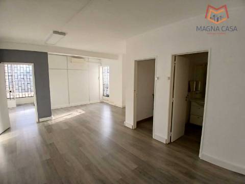 Loja calçada Carriche, Lumiar, Lisboa