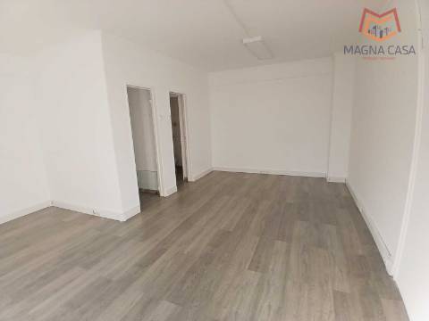 Loja calçada Carriche, Lumiar, Lisboa