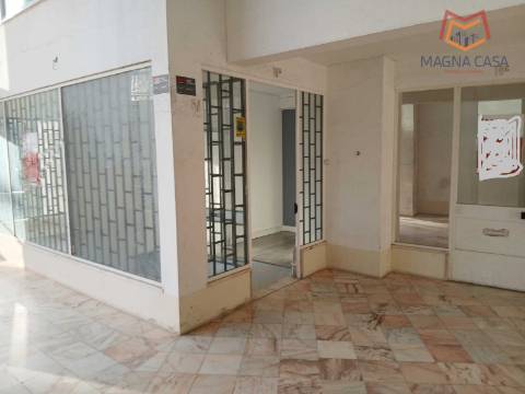 Loja calçada Carriche, Lumiar, Lisboa