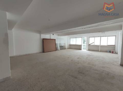 Loja espaçosa e versátil para comércio com acesso direto para veículos, Agualva, Sintra.