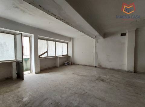 Loja espaçosa e versátil para comércio com acesso direto para veículos, Agualva, Sintra.