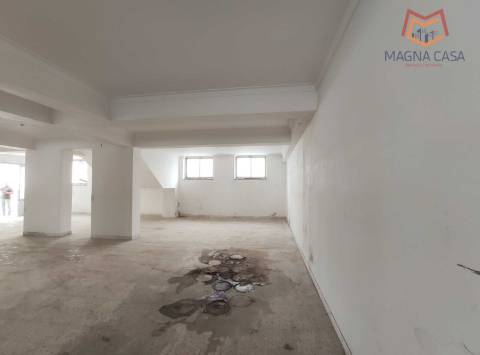 Loja espaçosa e versátil para comércio com acesso direto para veículos, Agualva, Sintra.