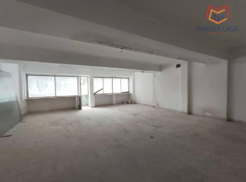 Loja espaçosa e versátil para comércio com acesso direto para veículos, Agualva, Sintra.