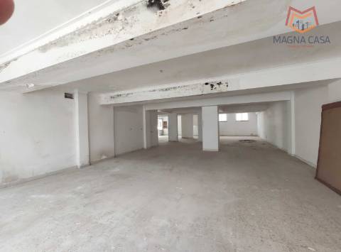 Loja espaçosa e versátil para comércio com acesso direto para veículos, Agualva, Sintra.