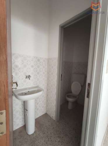 Loja espaçosa e versátil para comércio com acesso direto para veículos, Agualva, Sintra.