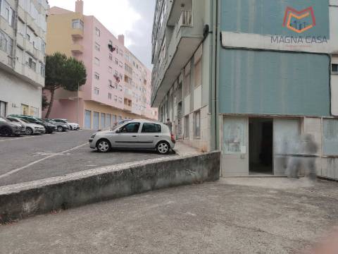 Loja espaçosa e versátil para comércio com acesso direto para veículos, Agualva, Sintra.