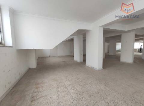 Loja espaçosa e versátil para comércio com acesso direto para veículos, Agualva, Sintra.