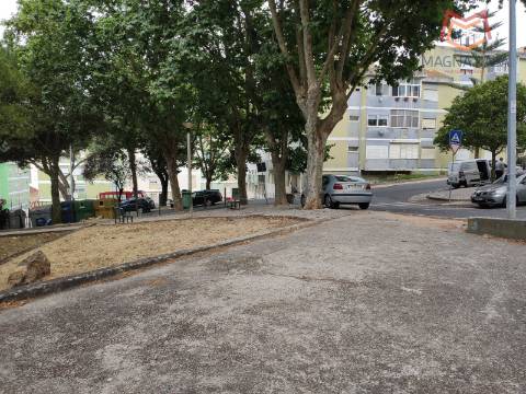 Loja espaçosa e versátil para comércio com acesso direto para veículos, Agualva, Sintra.