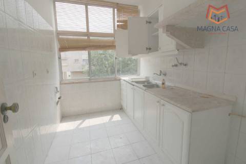 Apartamento T3 para Renovação Total em Rio de Mouro, Sintra