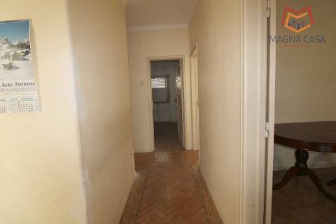 Apartamento T3 para Renovação Total em Rio de Mouro, Sintra