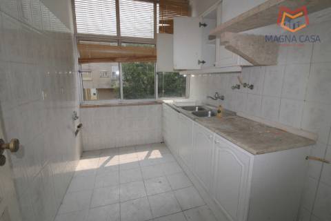 Apartamento T3 para Renovação Total em Rio de Mouro, Sintra