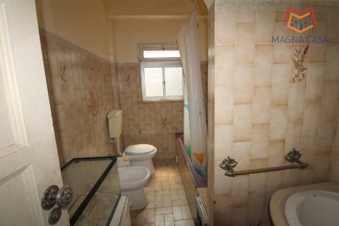 Apartamento T3 para Renovação Total em Rio de Mouro, Sintra