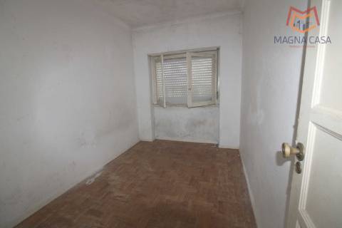 Apartamento T3 para Renovação Total em Rio de Mouro, Sintra