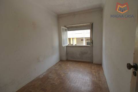 Apartamento T3 para Renovação Total em Rio de Mouro, Sintra