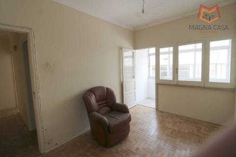 Apartamento T3 para Renovação Total em Rio de Mouro, Sintra