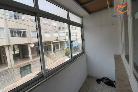 Apartamento T3 para Renovação Total em Rio de Mouro, Sintra