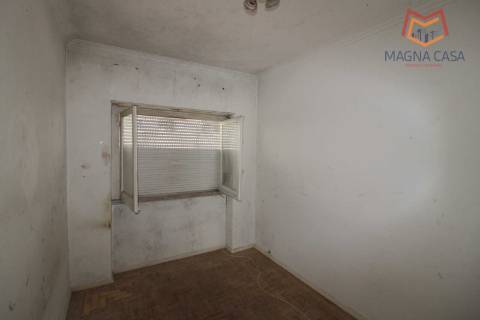 Apartamento T3 para Renovação Total em Rio de Mouro, Sintra