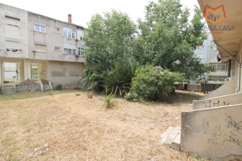 Apartamento T3 para Renovação Total em Rio de Mouro, Sintra