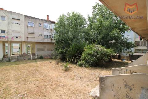 Apartamento T3 para Renovação Total em Rio de Mouro, Sintra