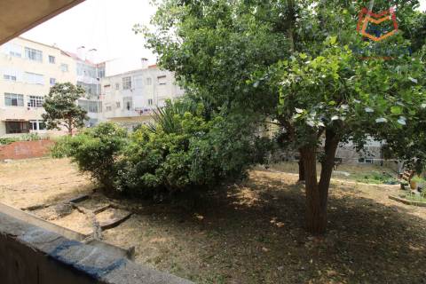 Apartamento T3 para Renovação Total em Rio de Mouro, Sintra