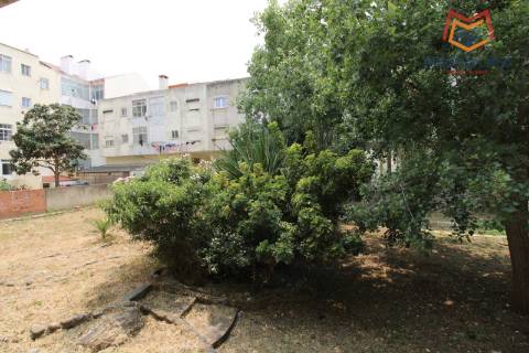 Apartamento T3 para Renovação Total em Rio de Mouro, Sintra