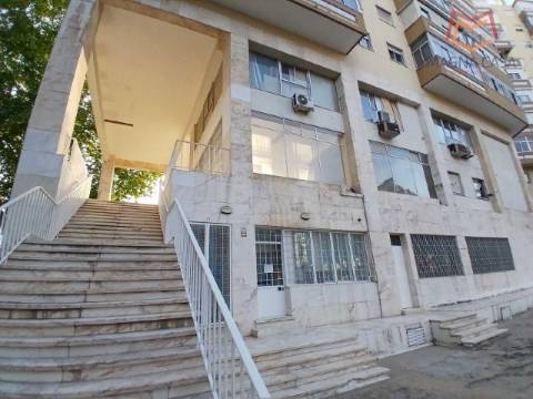 Loja Calçada Carriche, Lumiar, Lisboa