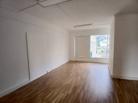 Loja Calçada Carriche, Lumiar, Lisboa