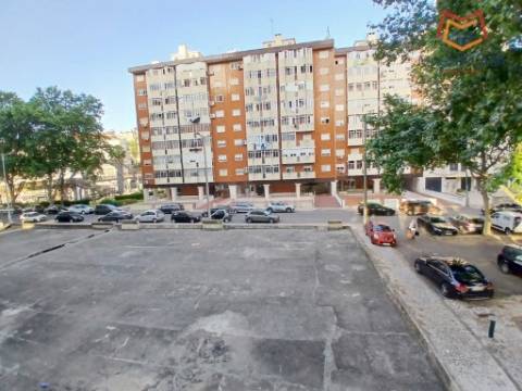 Loja Calçada Carriche, Lumiar, Lisboa