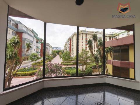 Loja no Centro Comercial das Palmeiras em Oeiras. Oportunidade Única