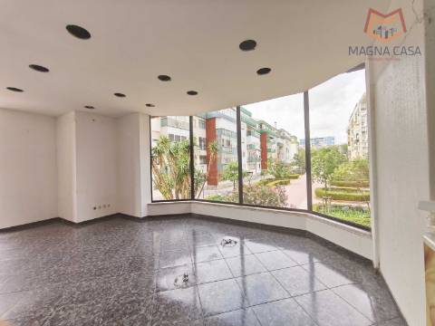 Loja no Centro Comercial das Palmeiras em Oeiras. Oportunidade Única