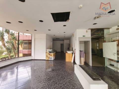Loja no Centro Comercial das Palmeiras em Oeiras. Oportunidade Única
