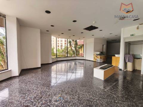 Loja no Centro Comercial das Palmeiras em Oeiras. Oportunidade Única