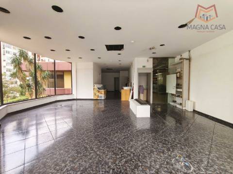 Loja no Centro Comercial das Palmeiras em Oeiras. Oportunidade Única