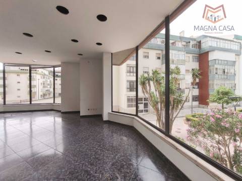 Loja no Centro Comercial das Palmeiras em Oeiras. Oportunidade Única