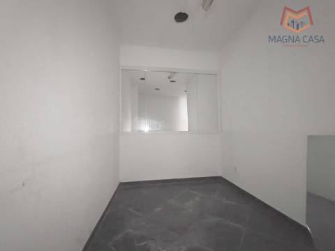 Loja no Centro Comercial das Palmeiras em Oeiras. Oportunidade Única