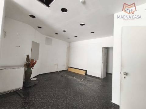 Loja no Centro Comercial das Palmeiras em Oeiras. Oportunidade Única