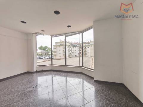 Loja no Centro Comercial das Palmeiras em Oeiras. Oportunidade Única