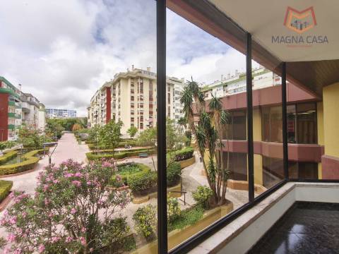 Loja no Centro Comercial das Palmeiras em Oeiras. Oportunidade Única