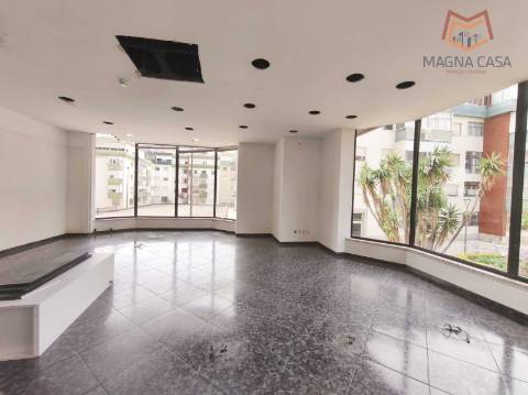 Loja no Centro Comercial das Palmeiras em Oeiras. Oportunidade Única