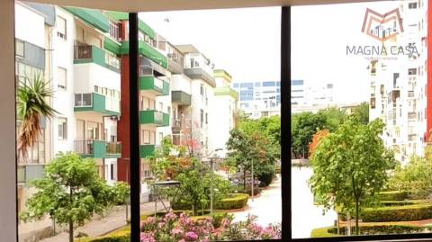 Loja no Centro Comercial das Palmeiras em Oeiras. Oportunidade Única