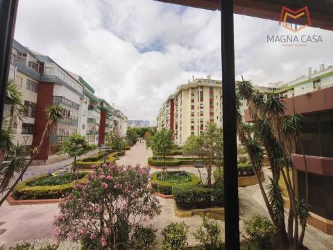 Loja no Centro Comercial das Palmeiras em Oeiras. Oportunidade Única