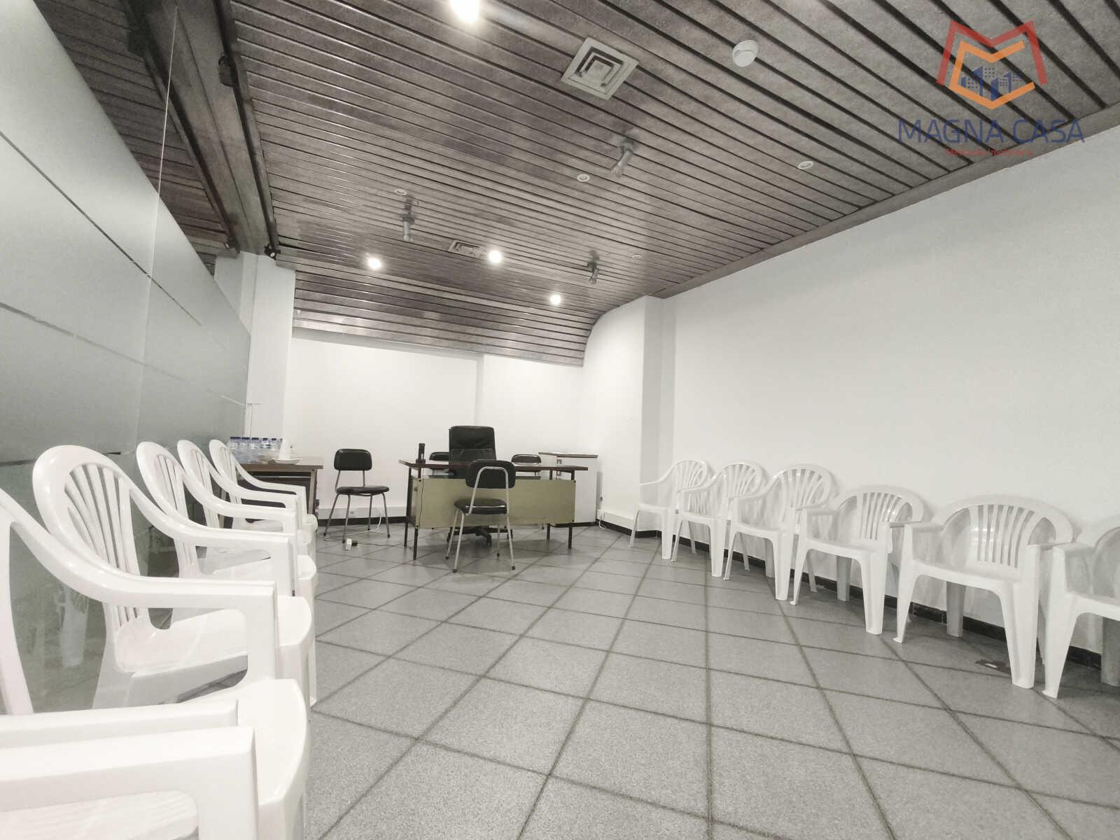 Loja no Centro Comercial das Palmeiras em Oeiras. Oportunidade Única
