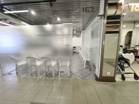 Loja no Centro Comercial das Palmeiras em Oeiras. Oportunidade Única
