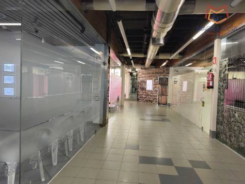 Loja no Centro Comercial das Palmeiras em Oeiras. Oportunidade Única